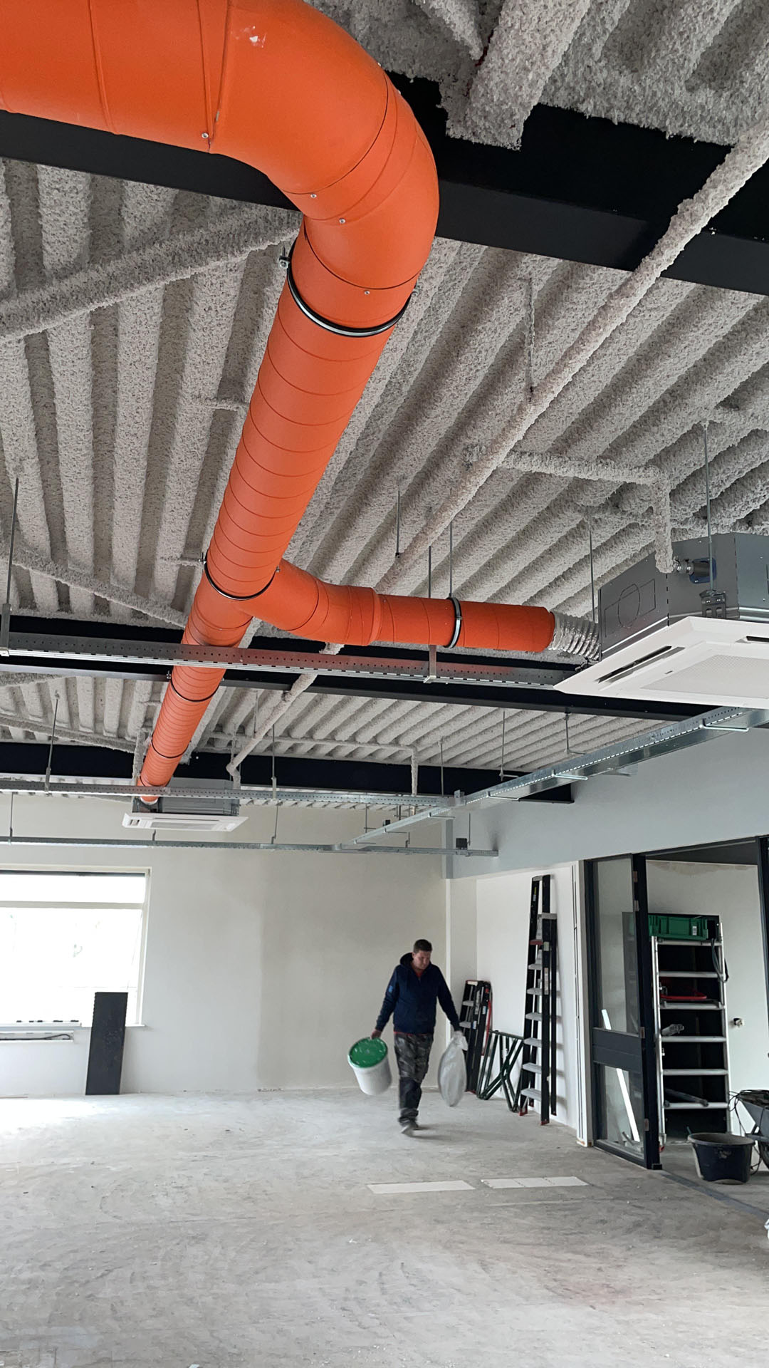 Akoestisch plafond met installaties in kantoorruimte